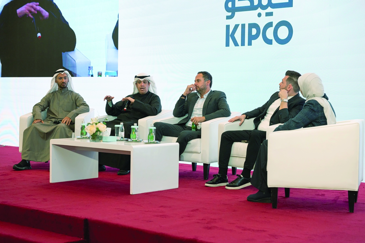 عمر خليفوه من «برقان» متحدثاً في الجلسة الحوارية