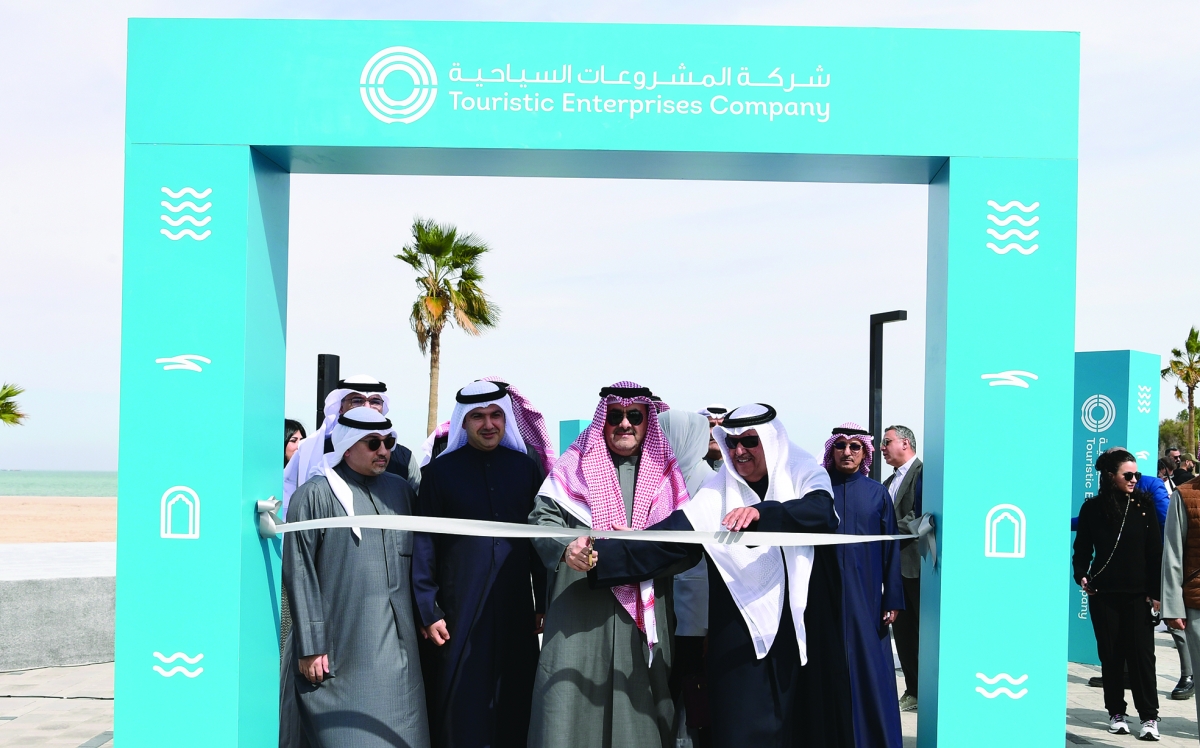 الصباح وقيادات «المشروعات السياحية» خلال افتتاح المشروع