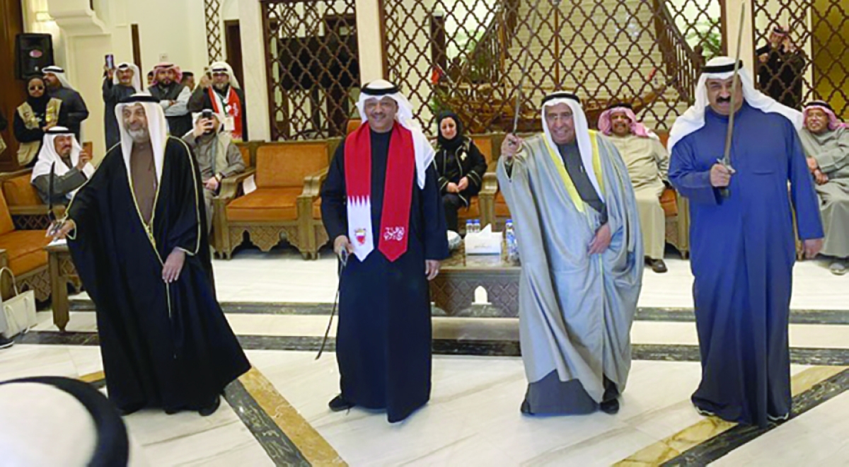 مشاركة بحرينية في أداء العرضة