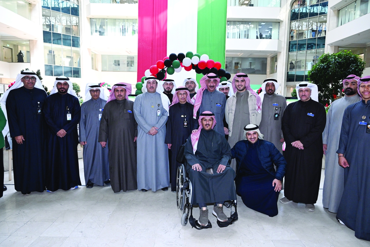 


بوشهري متوسطا الحضور في لقطة جماعية 