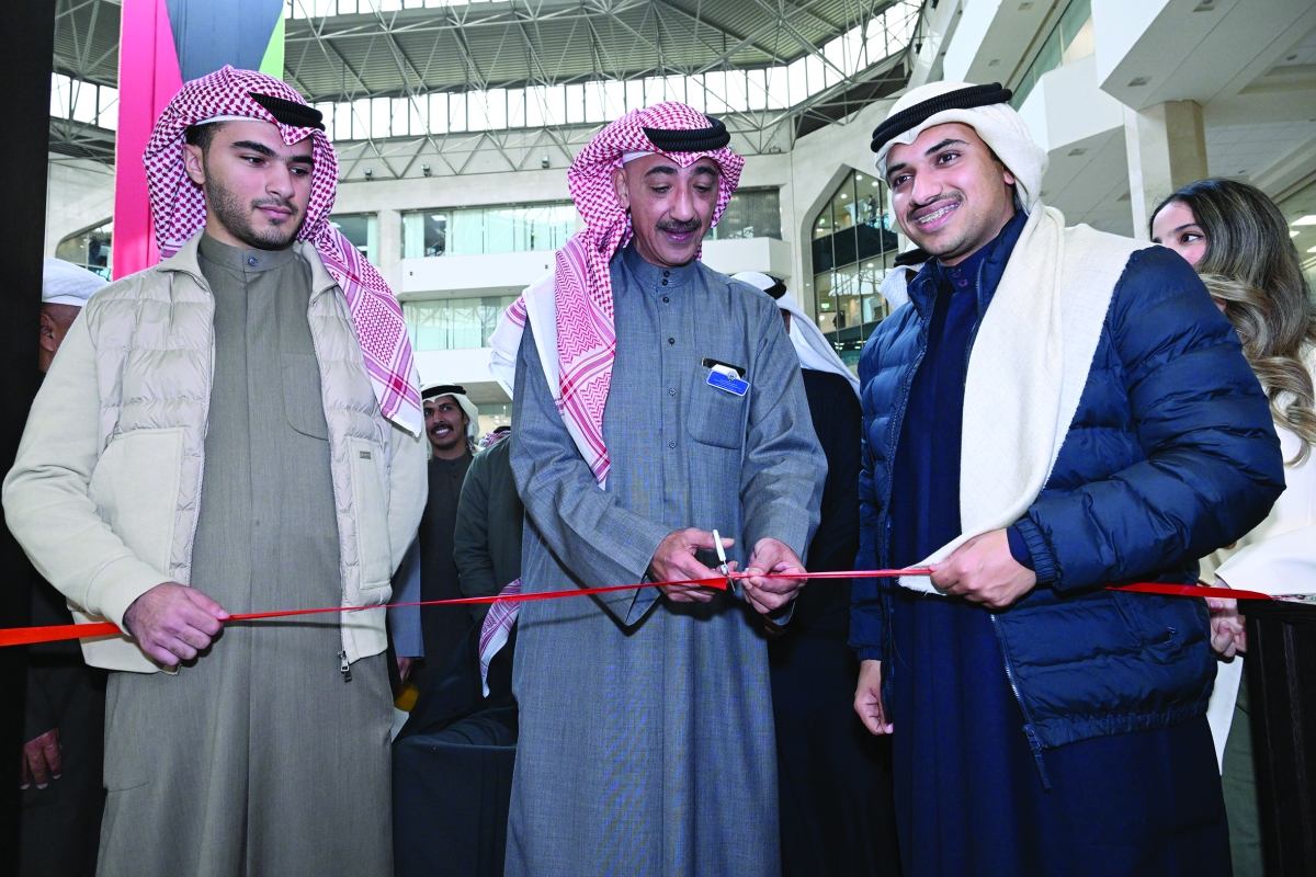 وزير الكهرباء يقص شريط الافتتاح