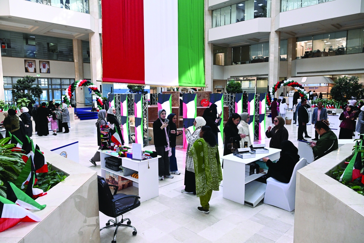 أجواء احتفالية في بهو وزارة الكهرباء