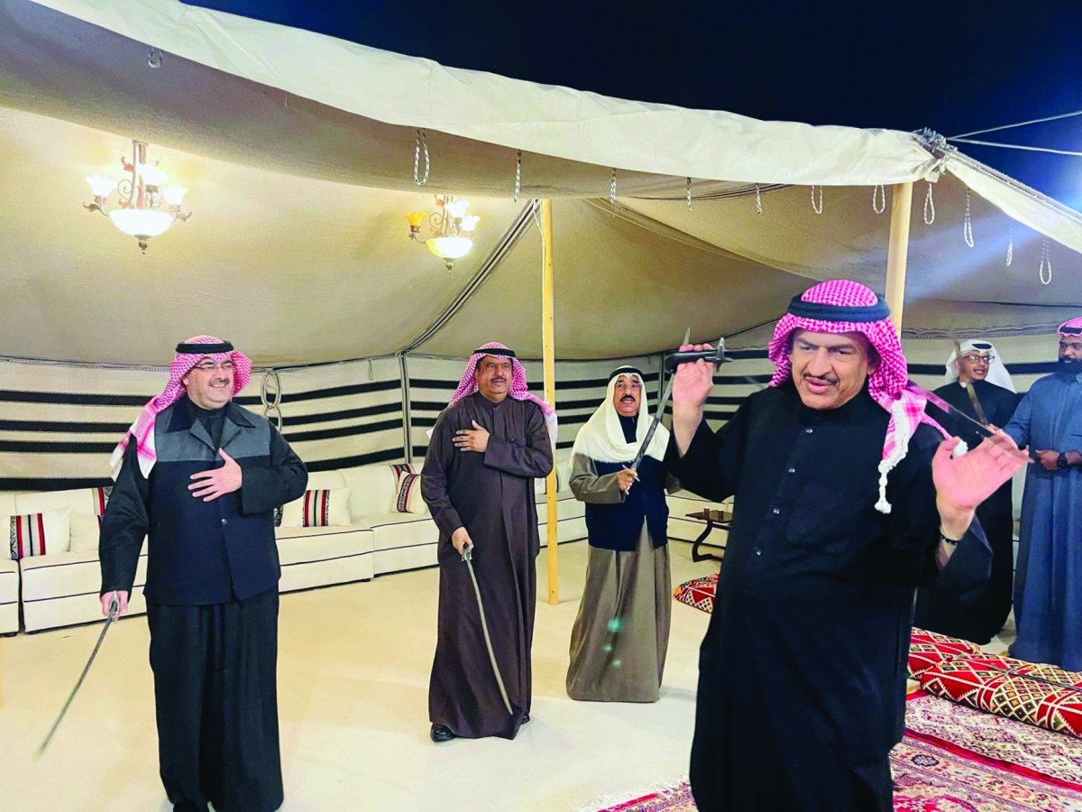 المحافظون يؤدون العرضة 