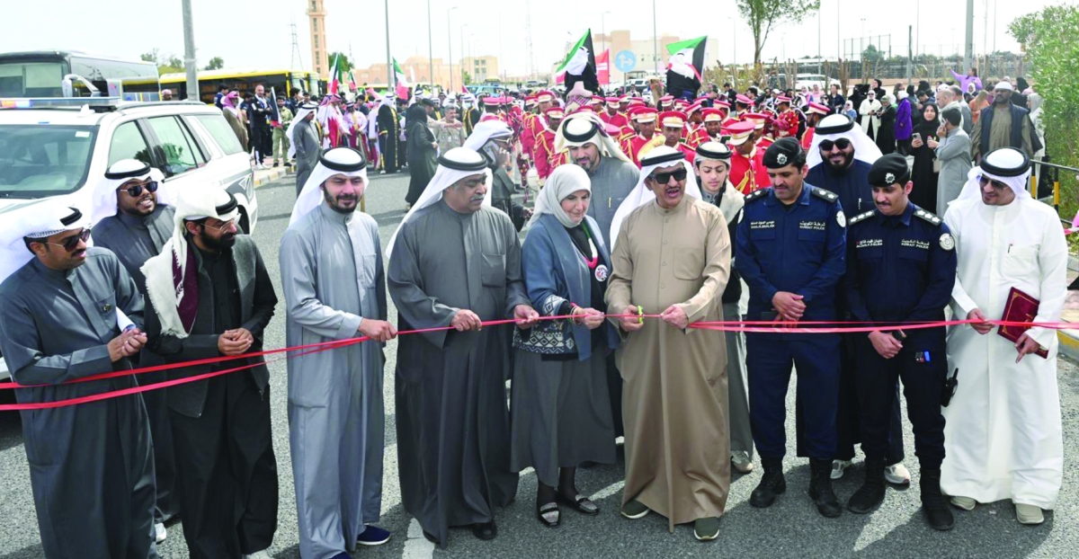


المحافظ يقص شريط افتتاح مهرجان السلام 