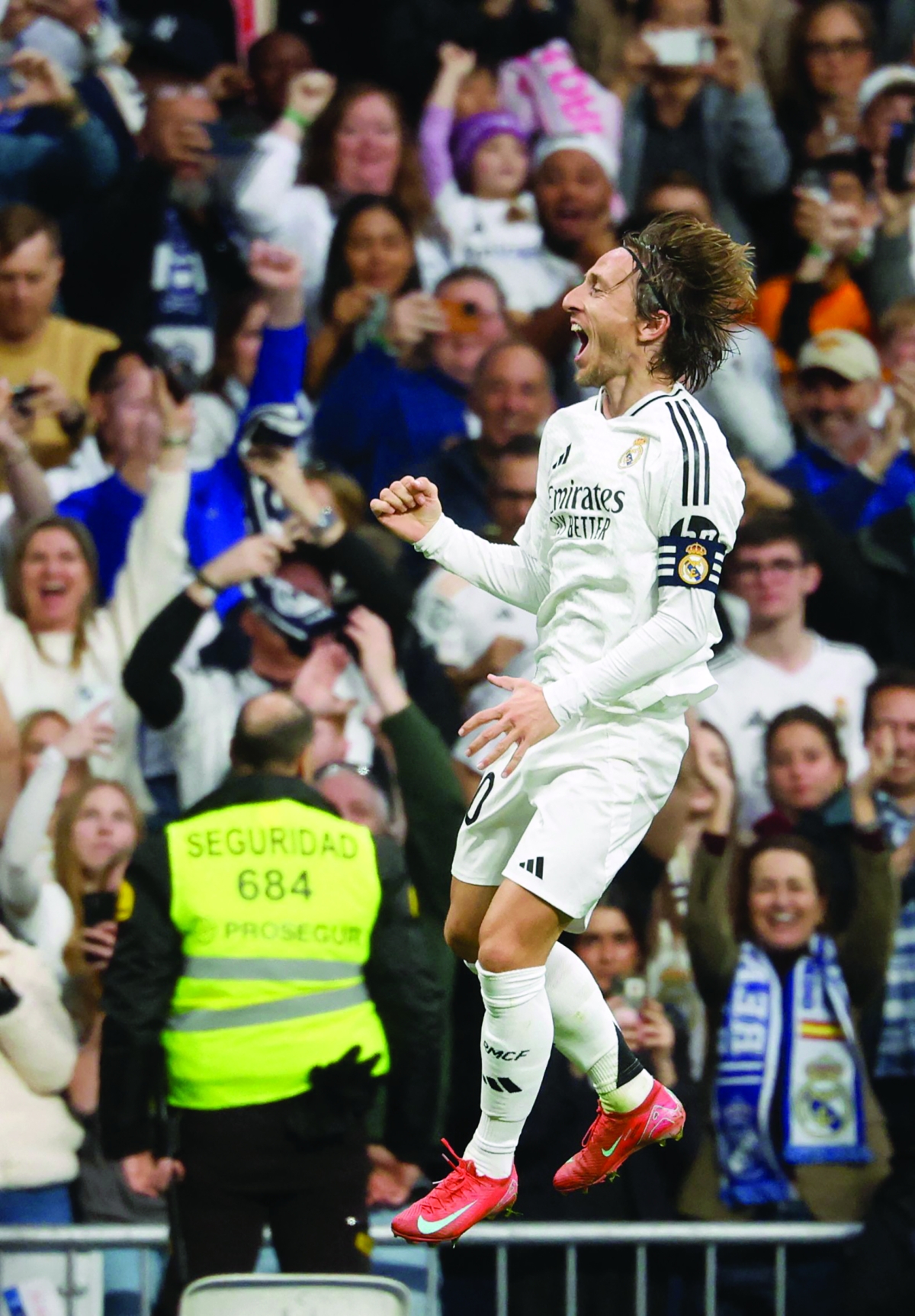 لوكا مودريتش محتفلاً بهدفه في مرمى جيرونا
 (أ ف ب)