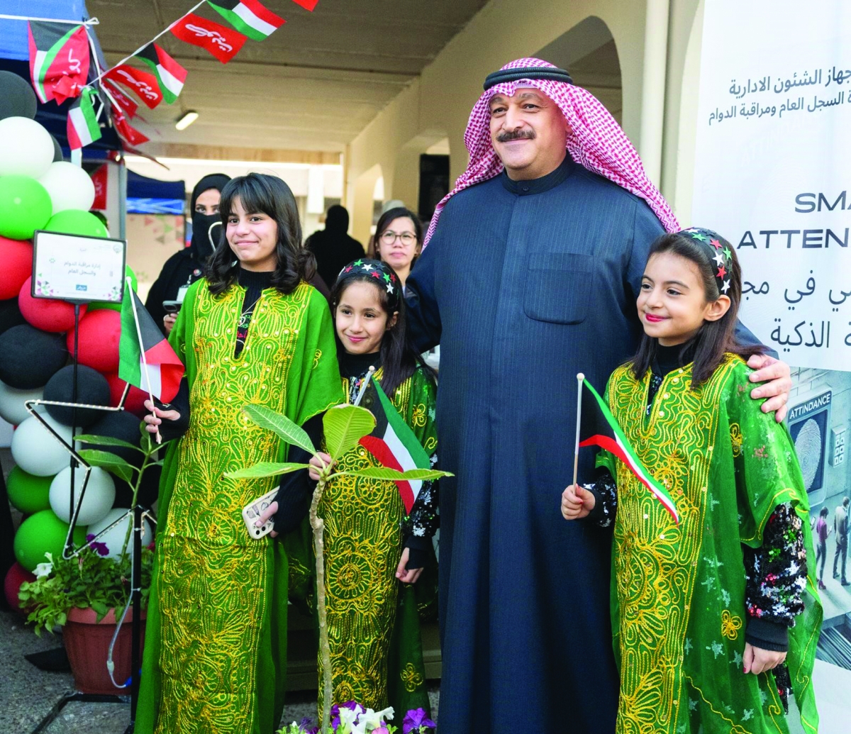 وزير الصحة وعدد من الأطفال