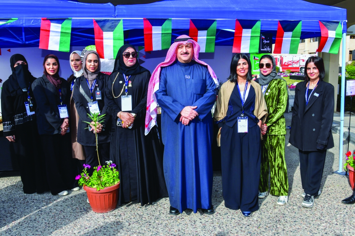 ومتوسطاً موظفات العلاقات العامة