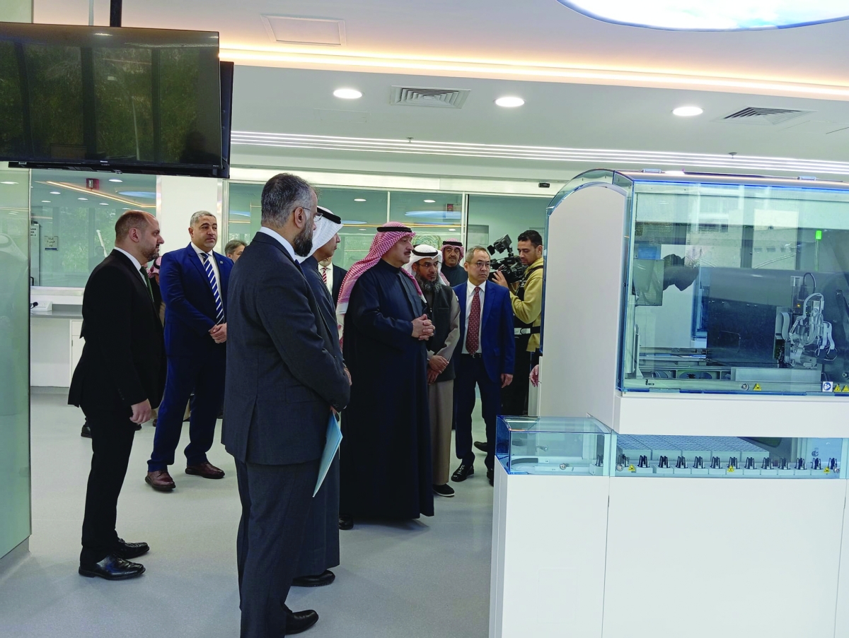 


العوضي خلال الجولة في المختبر 