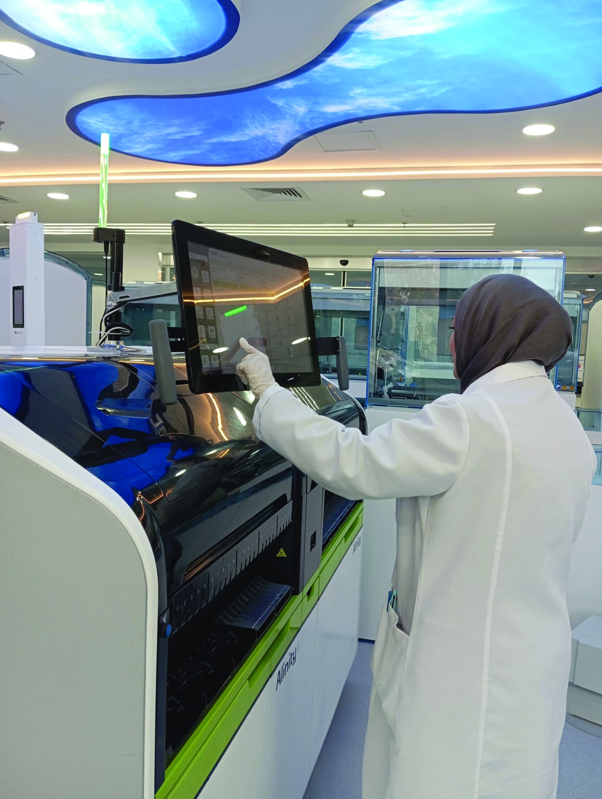 


استخدام أحد الأجهزة بالمختبر 