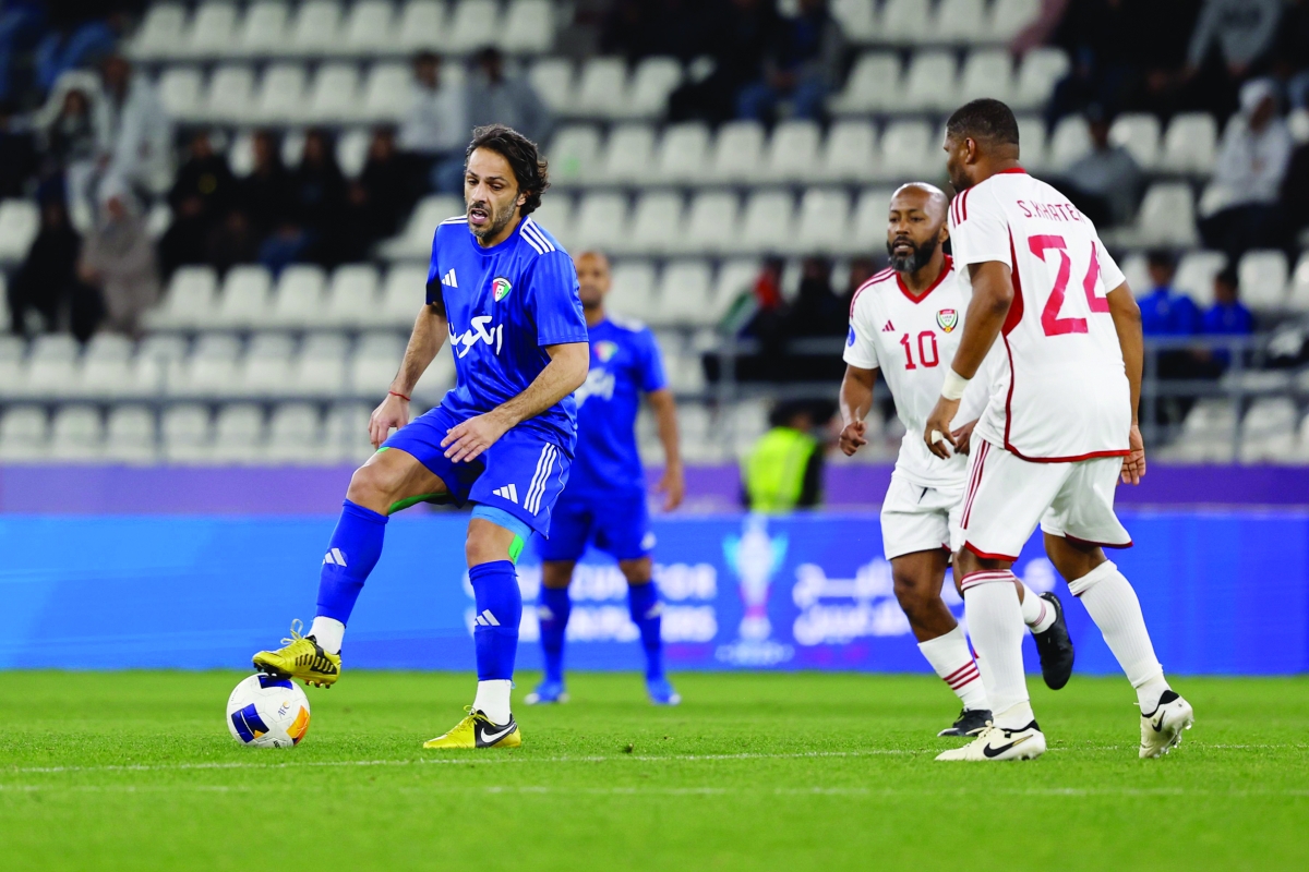 نجم «الأزرق» محمد جراغ يستعد لتسديد الكرة