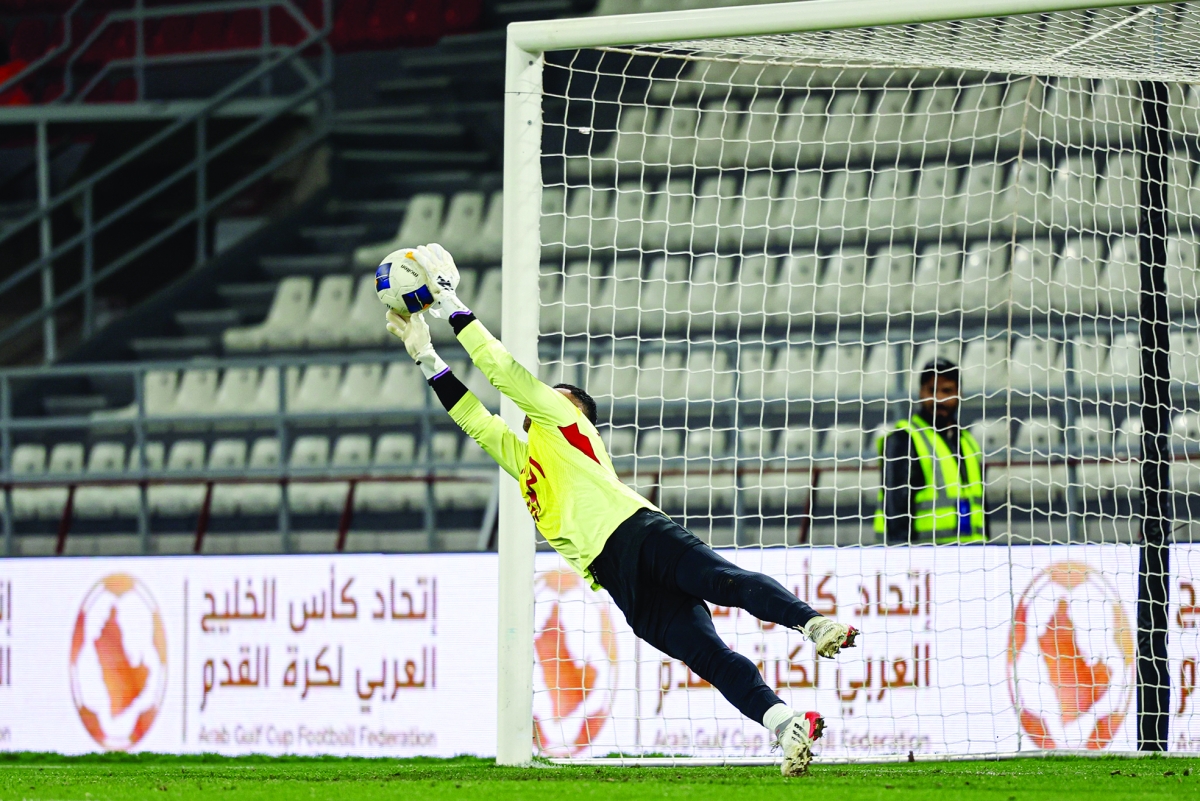 حارس «الأزرق» نواف الخالدي يتصدى لركلة الجزاء 