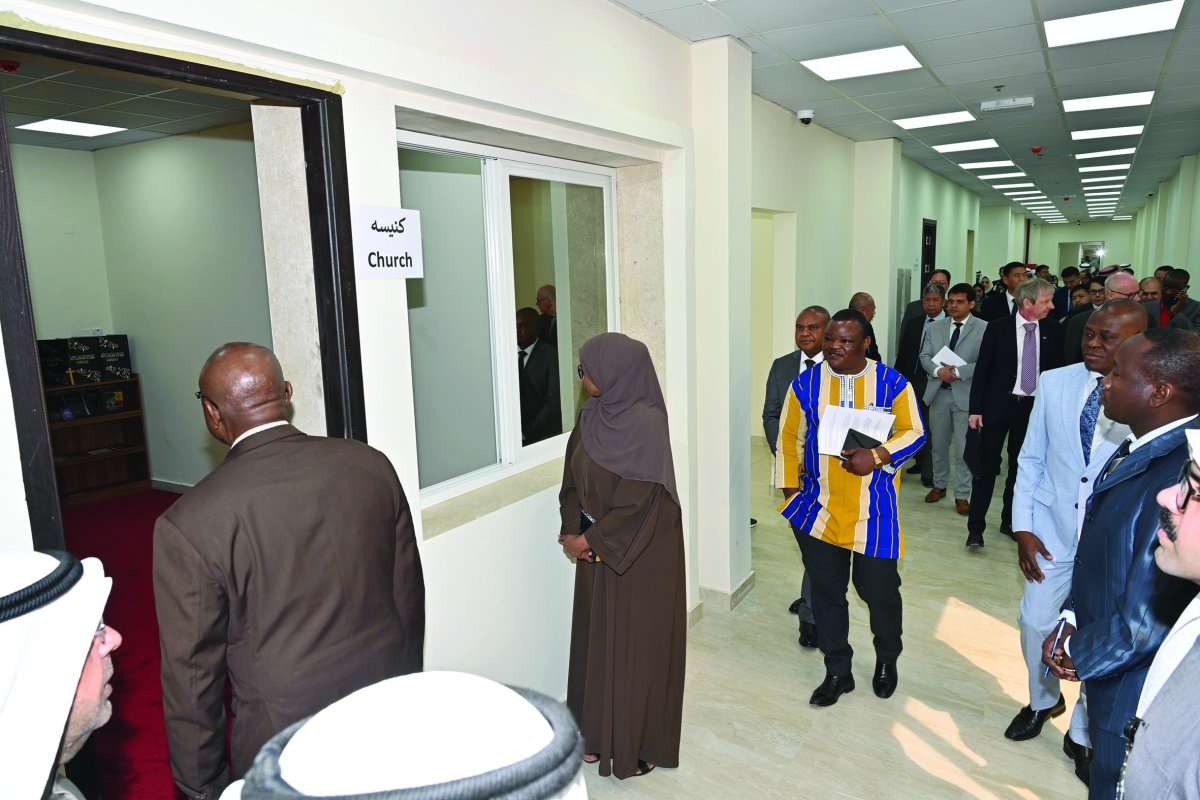 


جناح لكنيسة في المركز 