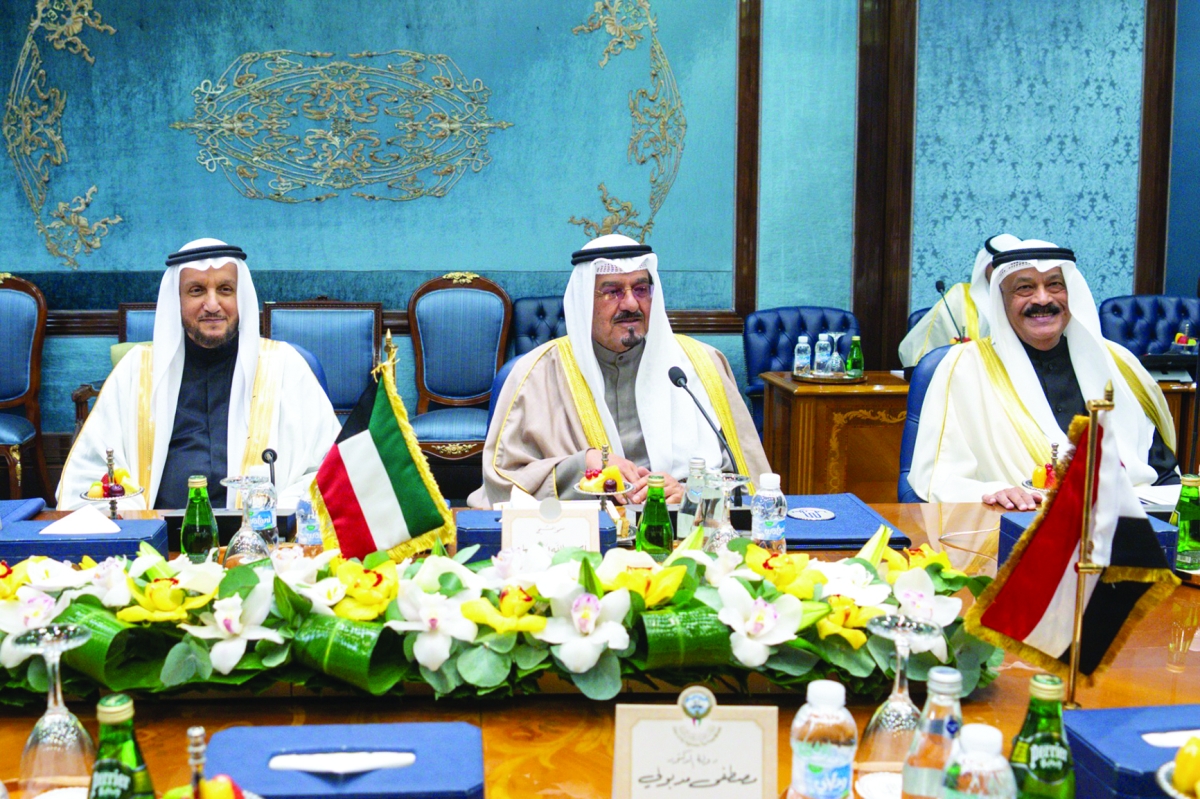 


رئيس الوزراء مترئساً الجانب الكويتي في المباحثات 