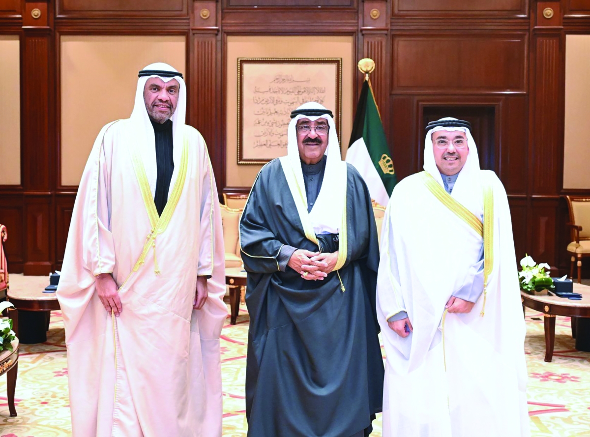 


الأمير خلال استقباله اليحيا والسفير المضف 