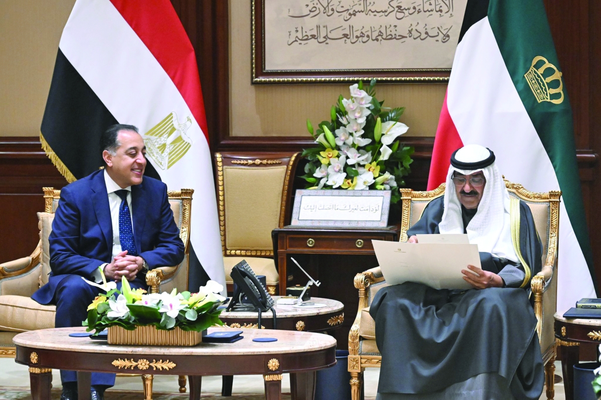 


صاحب السمو يتسلّم الدعوة من رئيس الوزراء المصري 