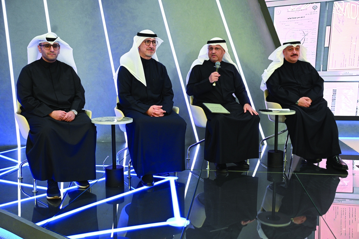 الوزير العمر يتحدث في المؤتمر متوسطاً الوزراء العوضي والعجيل والمشاري 	 (تصوير نايف العقلة) 