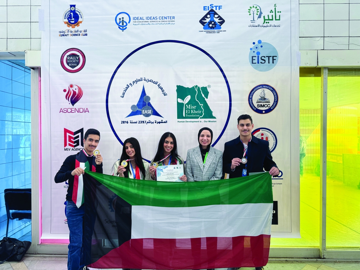 طلبة النادي عقب فوزهم مع ياسمين يحيى الفائزة بالمركز الأول على مستوى مسابقة إنتل الدولية للعلوم والهندسة 