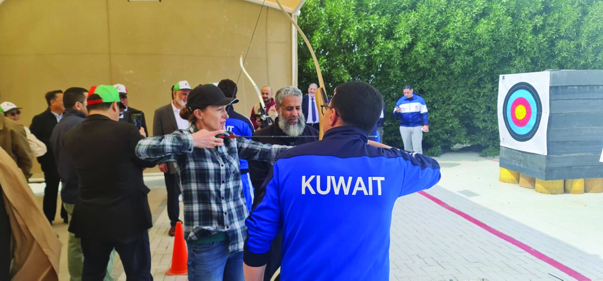 السفيرة البريطانية تصوّب نحو الهدف 