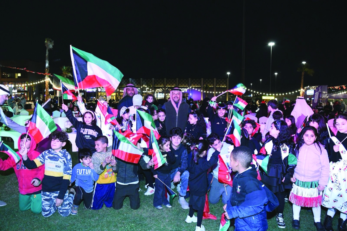 المحافظ متوسطاً الأطفال