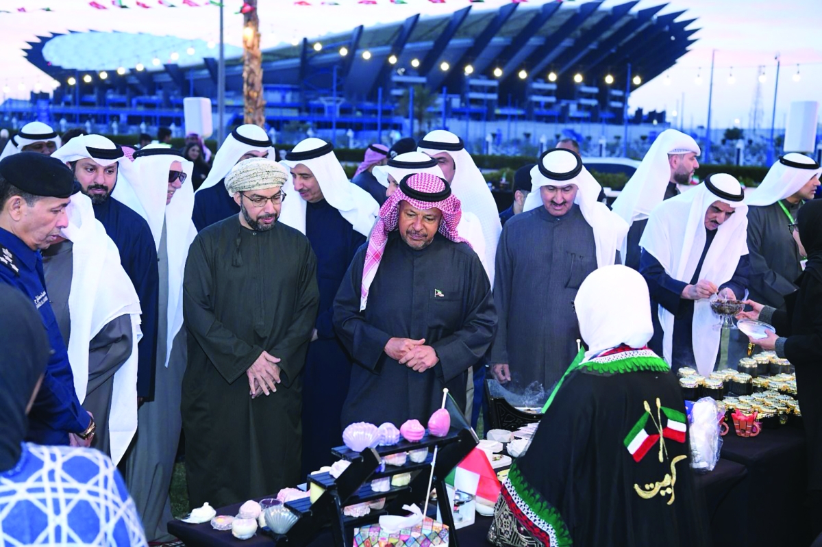 محافظ الفروانية خلال جولته بالمعرض المصاحب للفعالية 