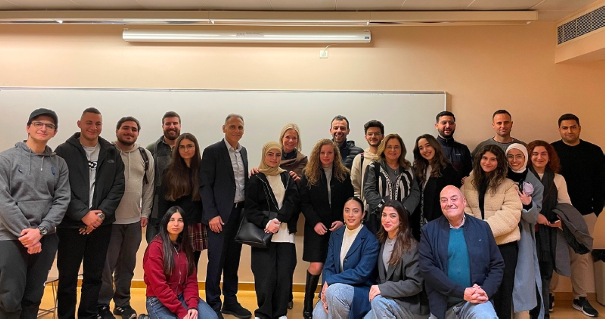 صورة تذكارية لجينين بلاسخارت في كلية الآداب والعلوم في الجامعة اللبنانية - الأميركية في بيروت