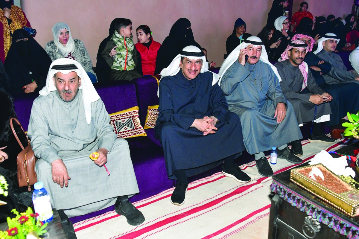 


محافظ الجهراء بين الحضور 