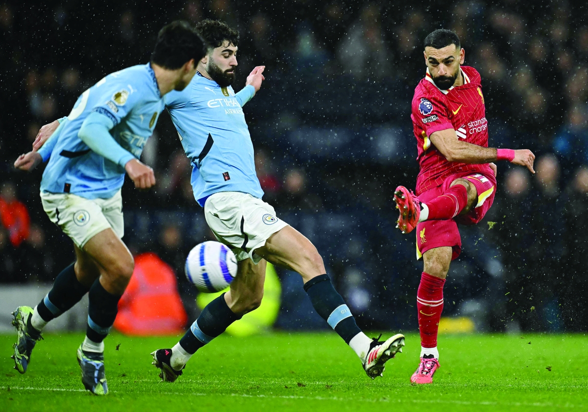 محمد صلاح مسدداً على مرمى مانشستر سيتي (أ ف ب)