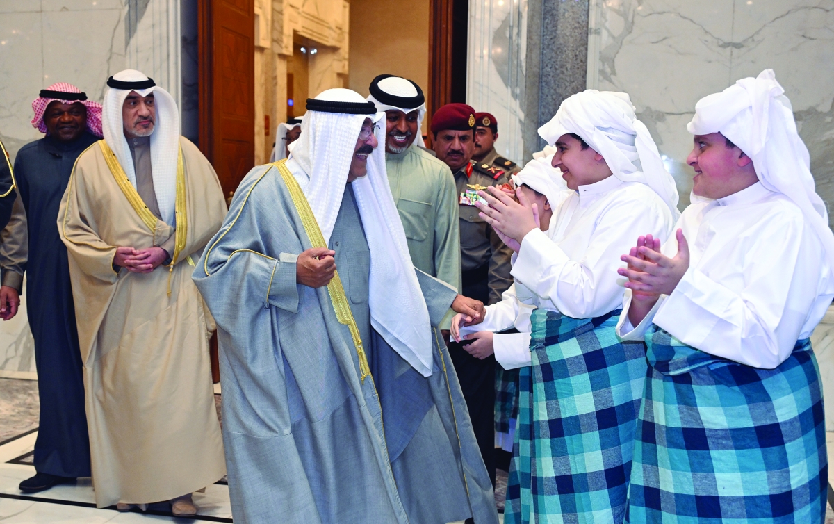 


سمو الأمير مع طلبة بلباس البحر التراثي 