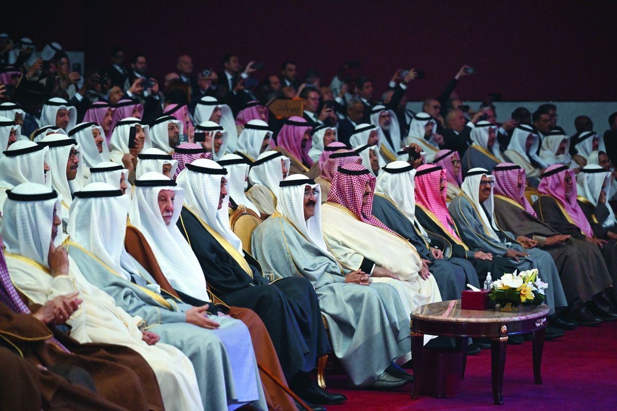 


سمو الأمير يتوسط كبار الشيوخ في مقدم الحضور 