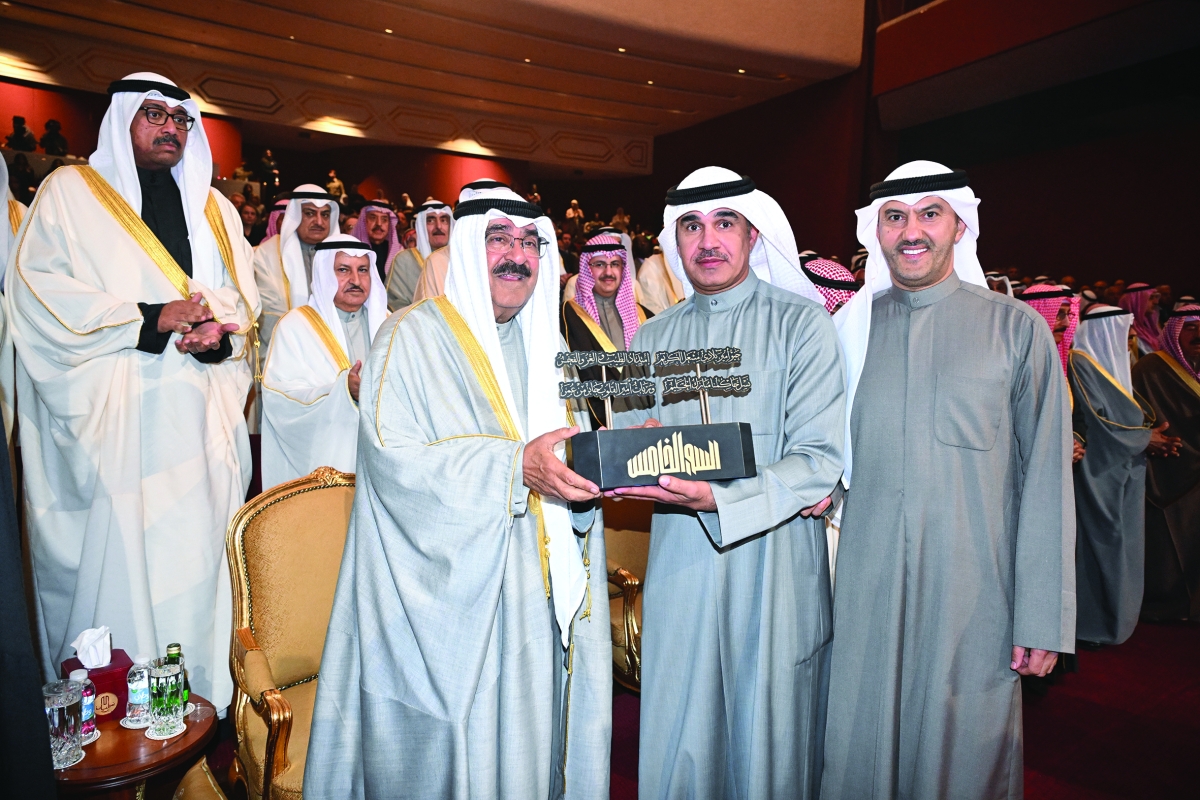 


صاحب السمو يتلقى هدية تذكارية 