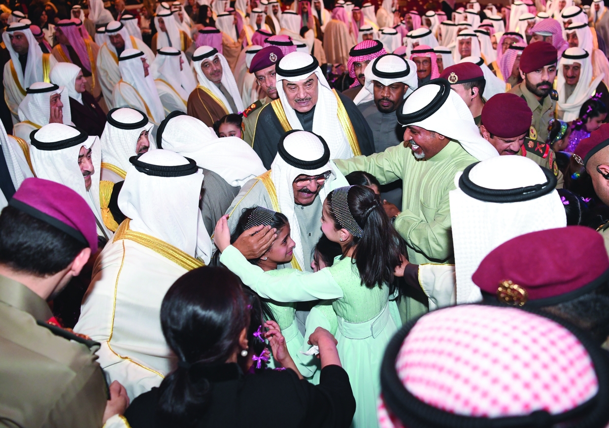 


لمسة أبوية من صاحب السمو لأطفال من المشاركين في الأوبريت 