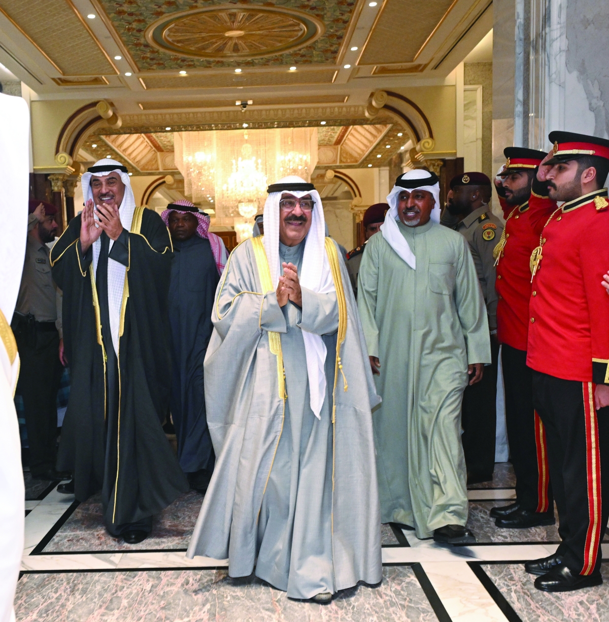 


سمو الأمير يرد التحية لمستقبليه 