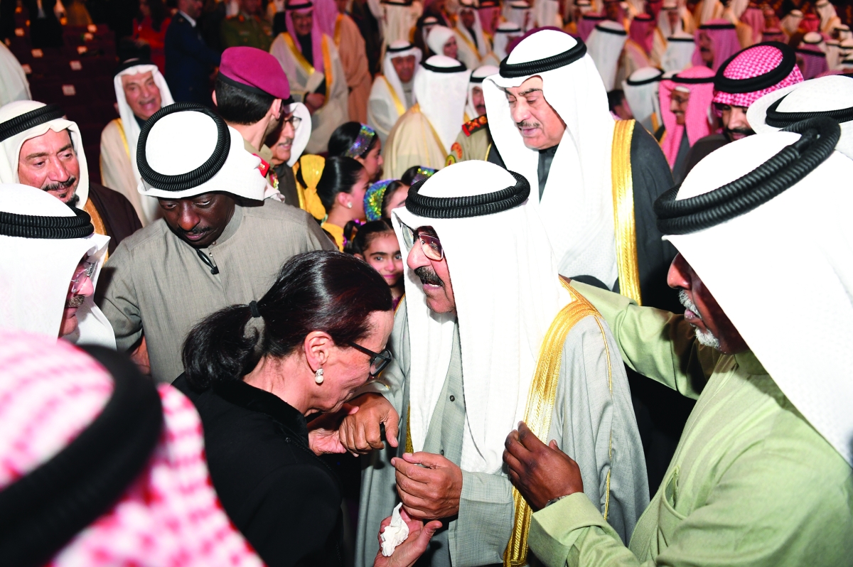 


أمثال الاحمد تقبل يد صاحب السمو 