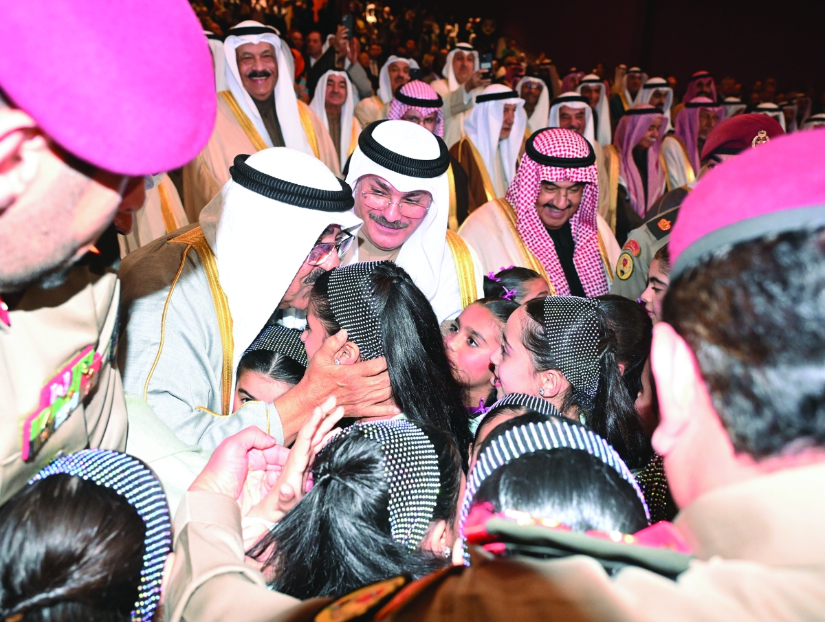 


قبلة أبوية من صاحب السمو لإحدى زهرات وزارة التربية المشاركات في الأوبريت 