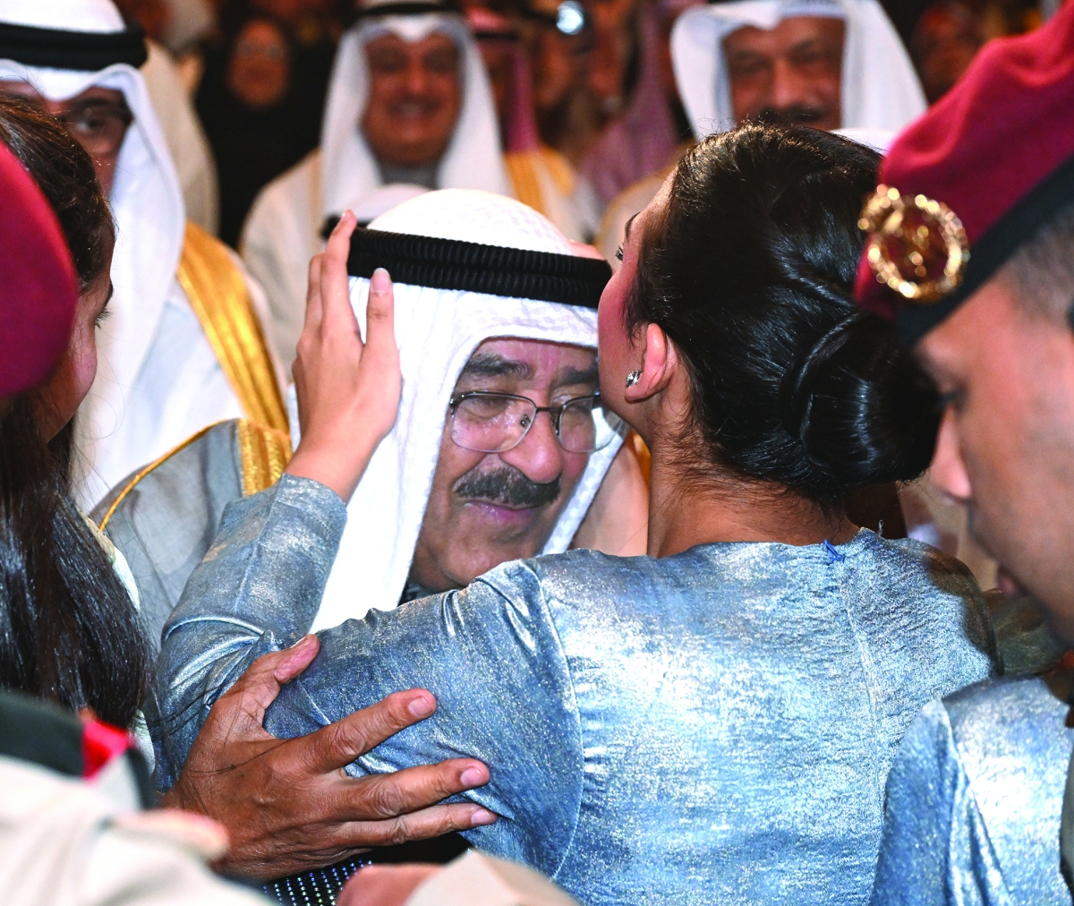 


طالبة مشاركة في الأوبريت تقبل رأس سمو الأمير 