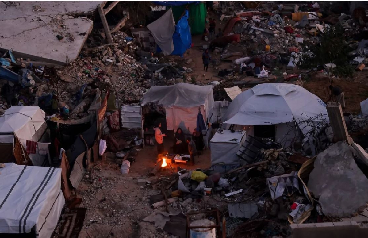 فلسطينيون يخيّمون وسط أنقاض منازلهم في جباليا شمال غزة 