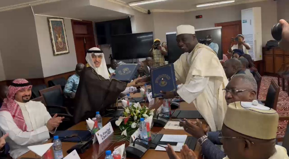 المدير العام للصندوق الكويتي للتنمية الاقتصادية العربية بالوكالة وليد البحر ووزير الاقتصاد والتخطيط والتنمية الإقليمية في جمهورية الكاميرون الأمين عثمان ماي بعد توقيع الاتفاقية

