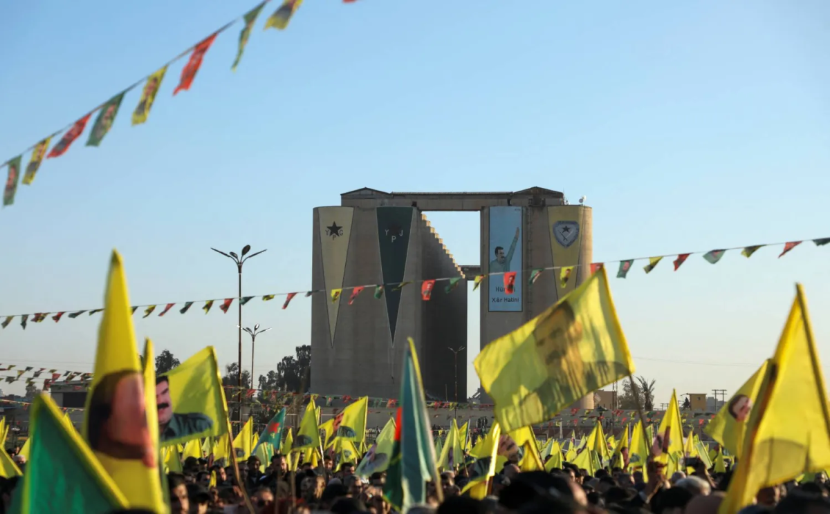 تجمع لأكراد سوريا بعد دعوة أوجلان حزب العمال الكردستاني إلى إلقاء سلاحه 