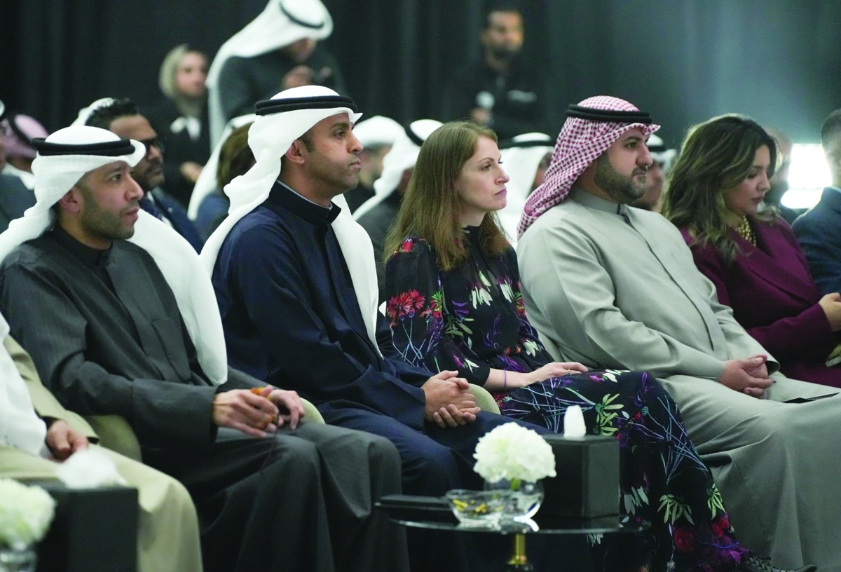 


الشملان ولويس وأحمد الفارس ووكيل وزارة الدفاع الشيخ عبدالله المشعل وحرمه في مقدم الحضور 
