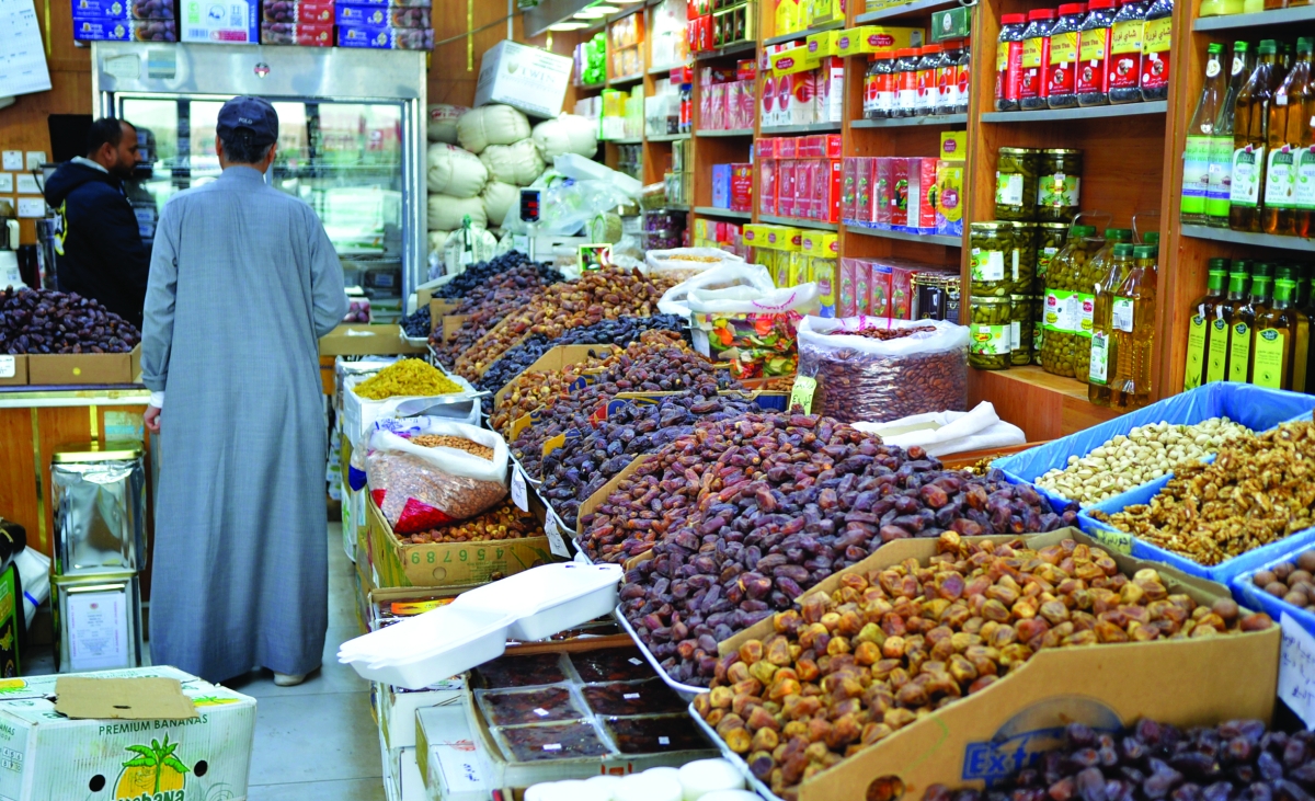 محلات التمور توفر كل الأنواع لتأمين مطالب الزبائن (تصوير سعود سالم)
