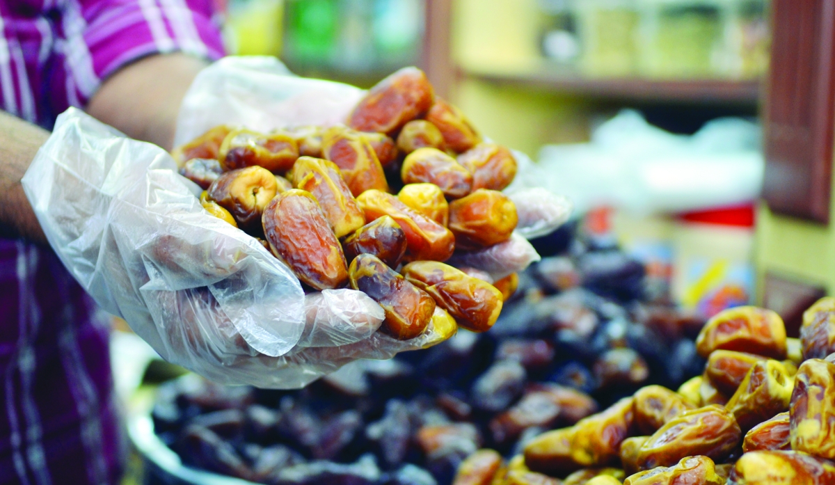 


توفير كل أنواع التمور لتأمين طلبات الزبائن       	       (تصوير سعود سالم) 