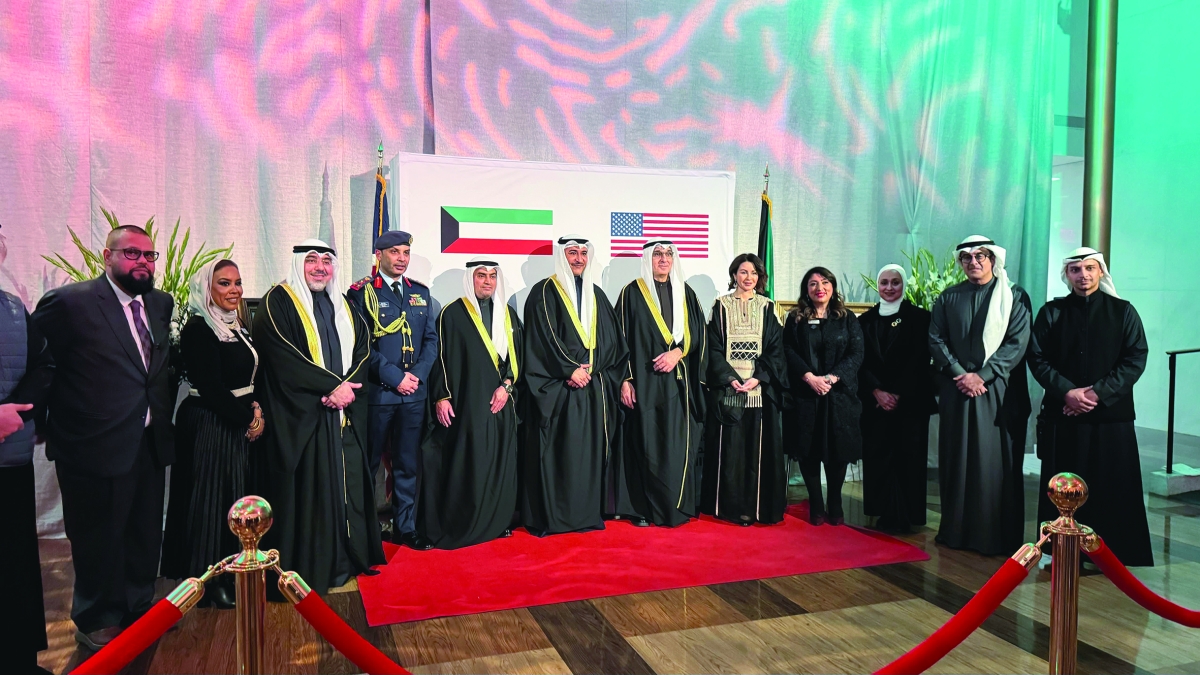 


الشيخة الزين الصباح وعدد من المشاركين في الحفل 
