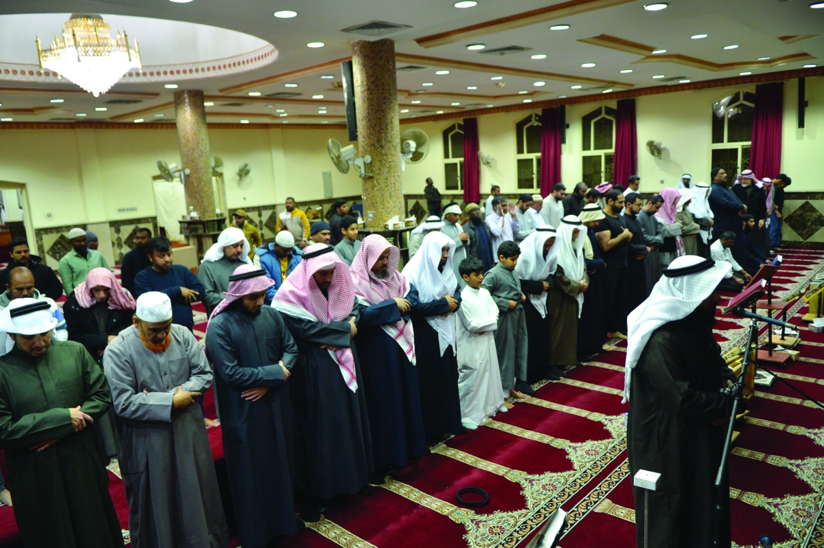 


المساجد استقبلت المصلين في أولى ليالي التراويح	 (تصوير سعود سالم) 