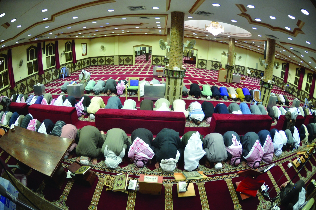 


المصلون سجدا في صلاة التراويح 