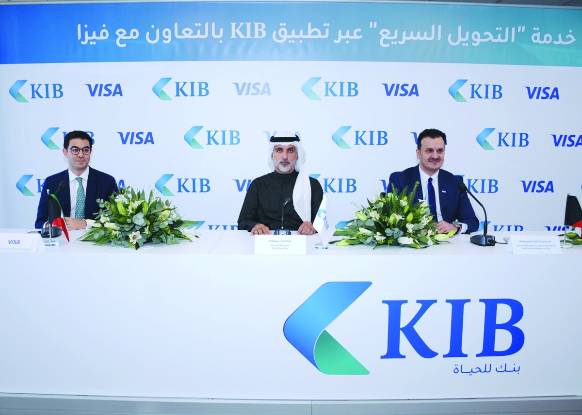 محمد الشريف وعثمان توفيقي ومدير تطوير الأعمال في «Visa Direct» سمير الوهابي




