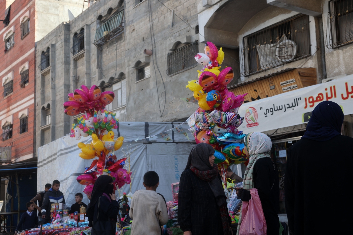 فلسطينيون يعيشون أجواء رمضانية في خان يونس (أ ف ب)