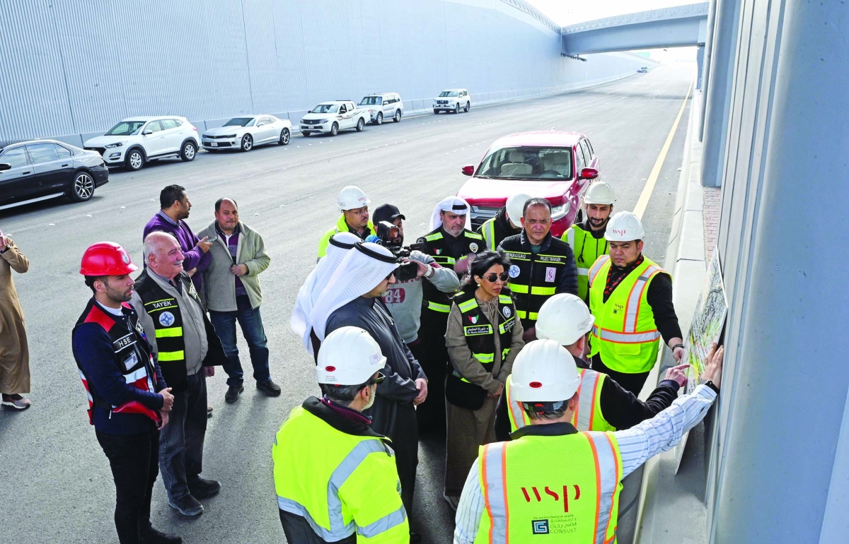 الوزيرة المشعان تستمع إلى شرح من المسؤولين والمهندسين عن الأعمال 	(تصوير نايف العقلة) 