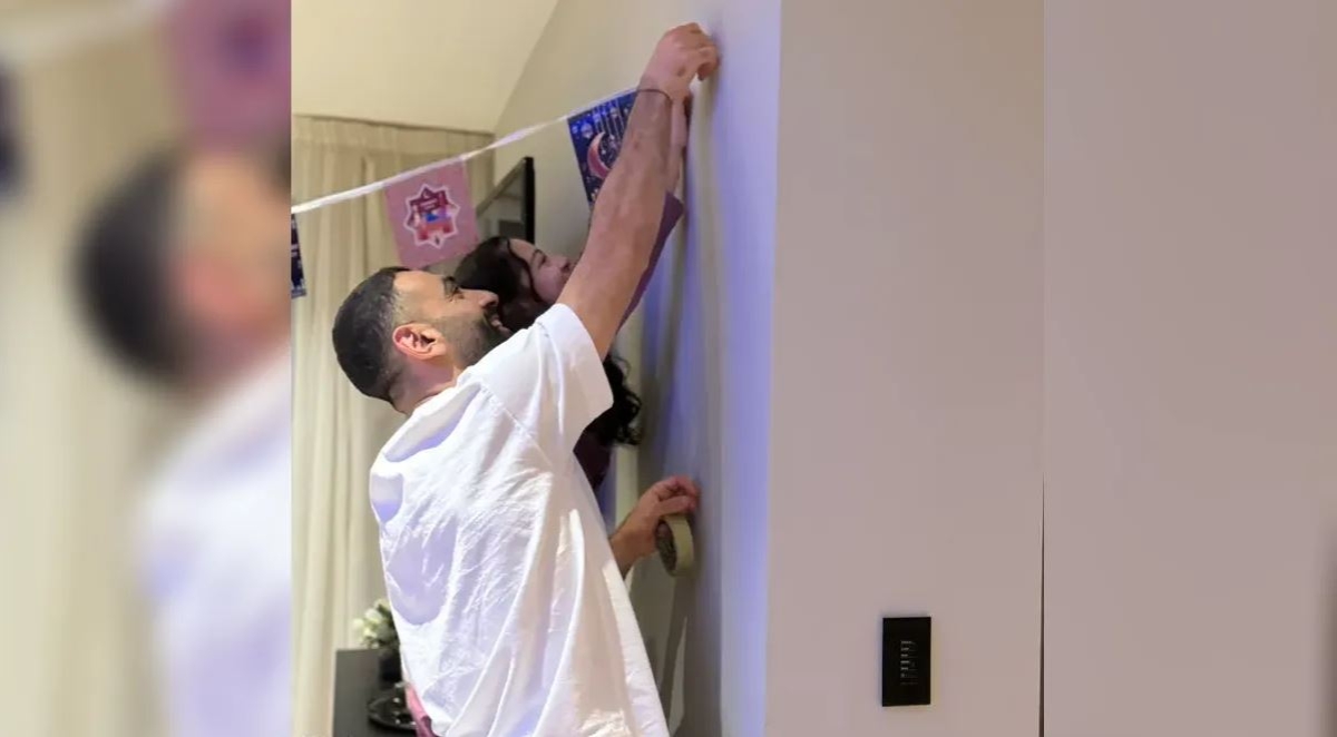 محمد صلاح يعلق زينة رمضان مع ابنته
 