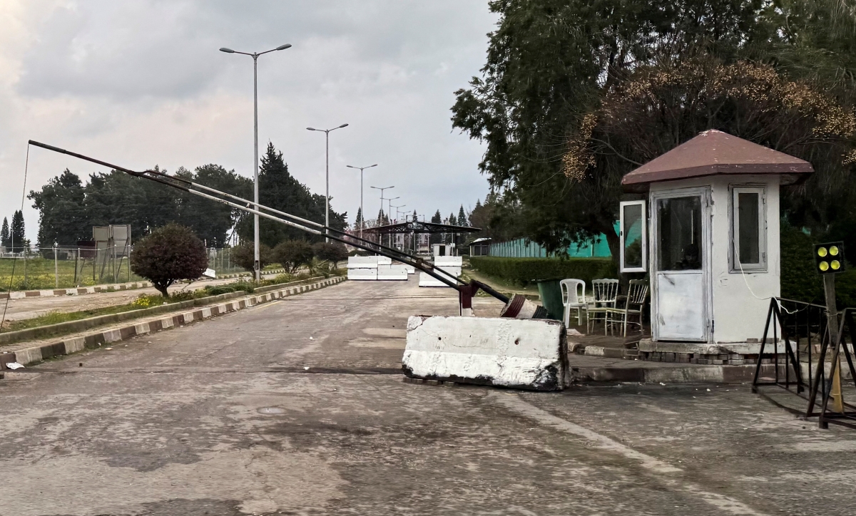 مدخل قاعدة حميميم الجوية الروسية (رويترز)