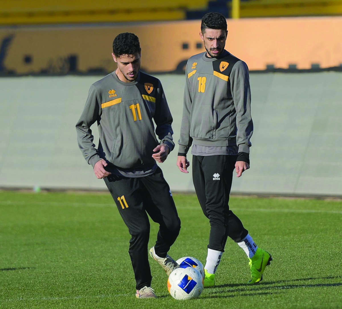 


عيد الرشيدي وعذبي شهاب في تدريبات سابقة لـ «الأصفر»             (موقع نادي القادسية) 